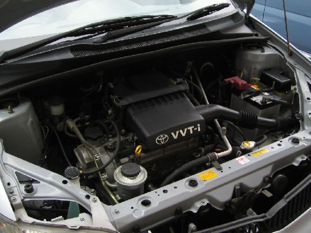 トヨタ プラッツ F Lパッケージ シルバー ：エンジン